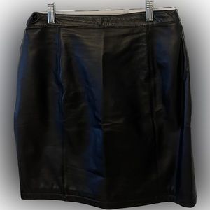 Women’s Wilsons Black Genuine Leather Zip-Up Skirt. Size 10. Color Black.
